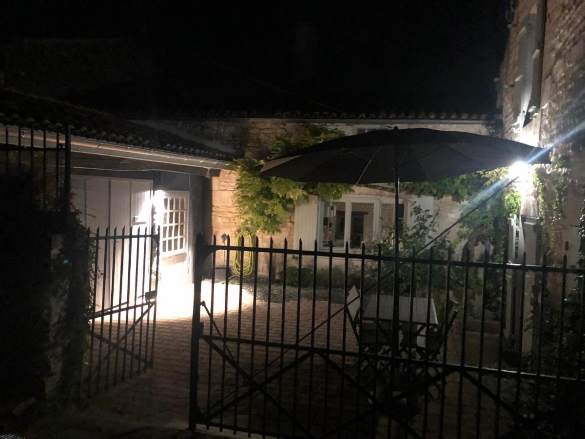 Gite Du Presbytere Port D'Envaux, Ravissante Maison De Charme Экстерьер фото