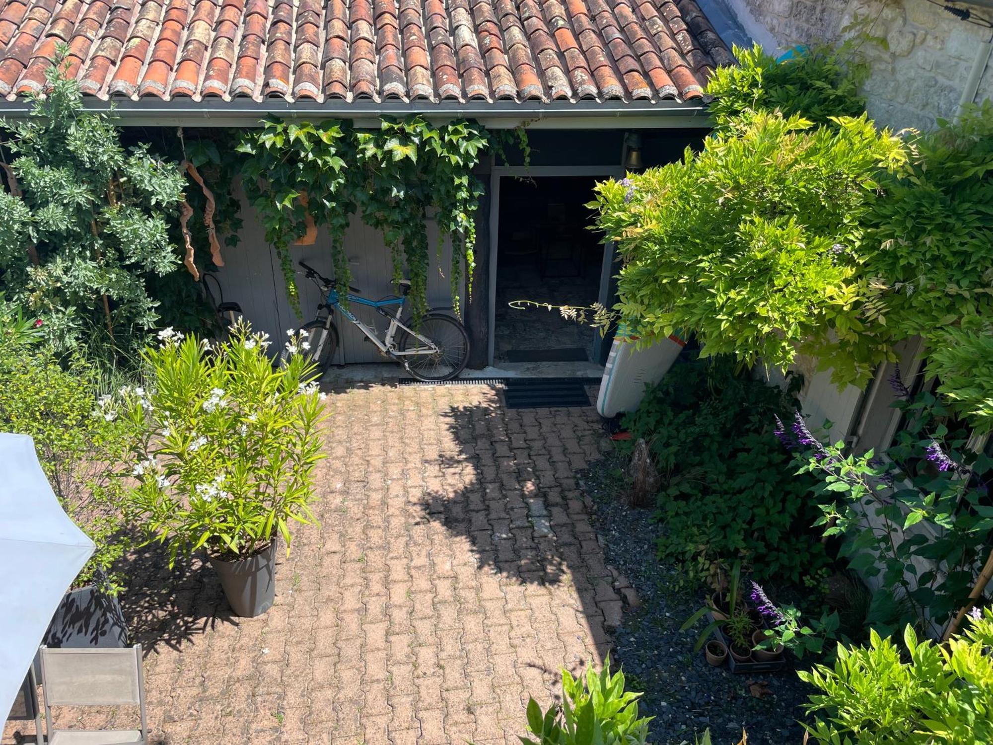 Gite Du Presbytere Port D'Envaux, Ravissante Maison De Charme Экстерьер фото